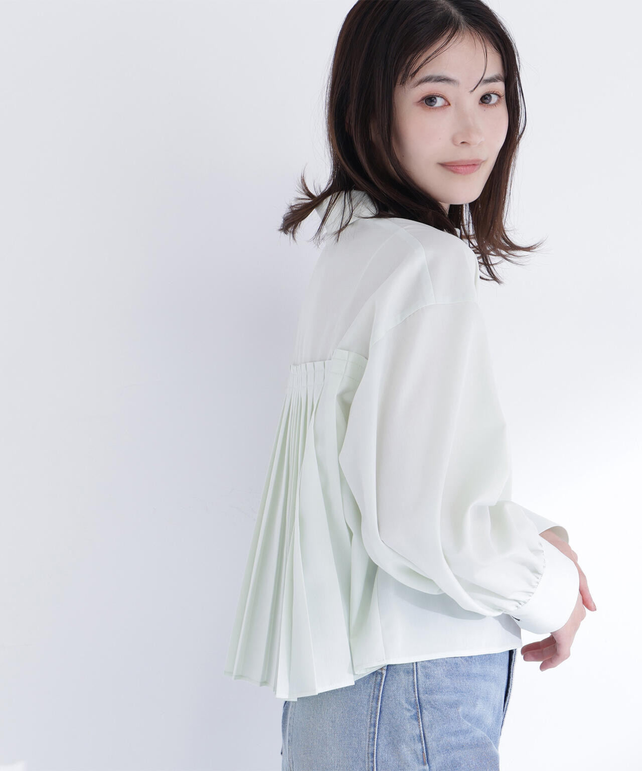 バックプリーツデザインシャツ