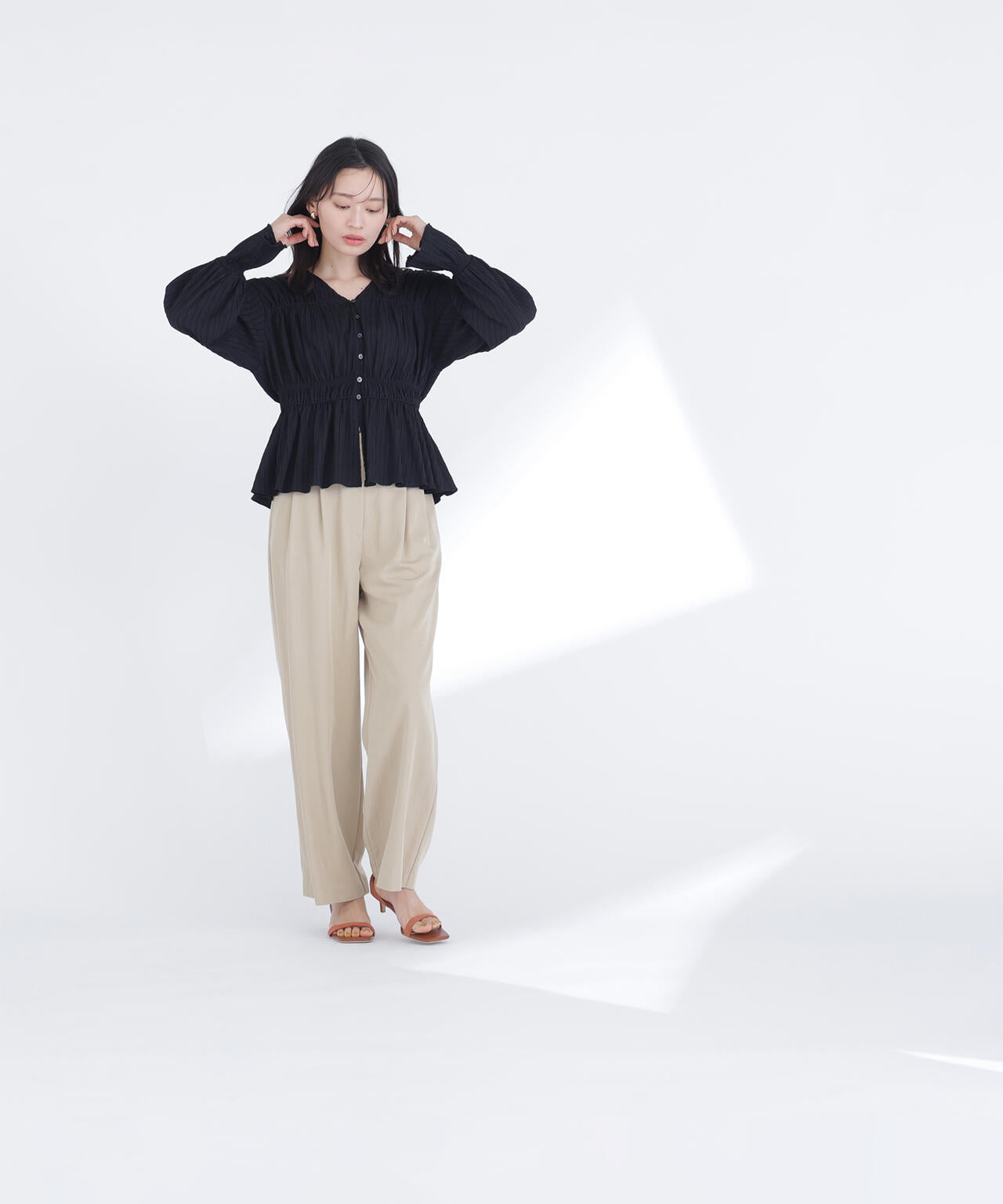 Vネックギャザーブラウス