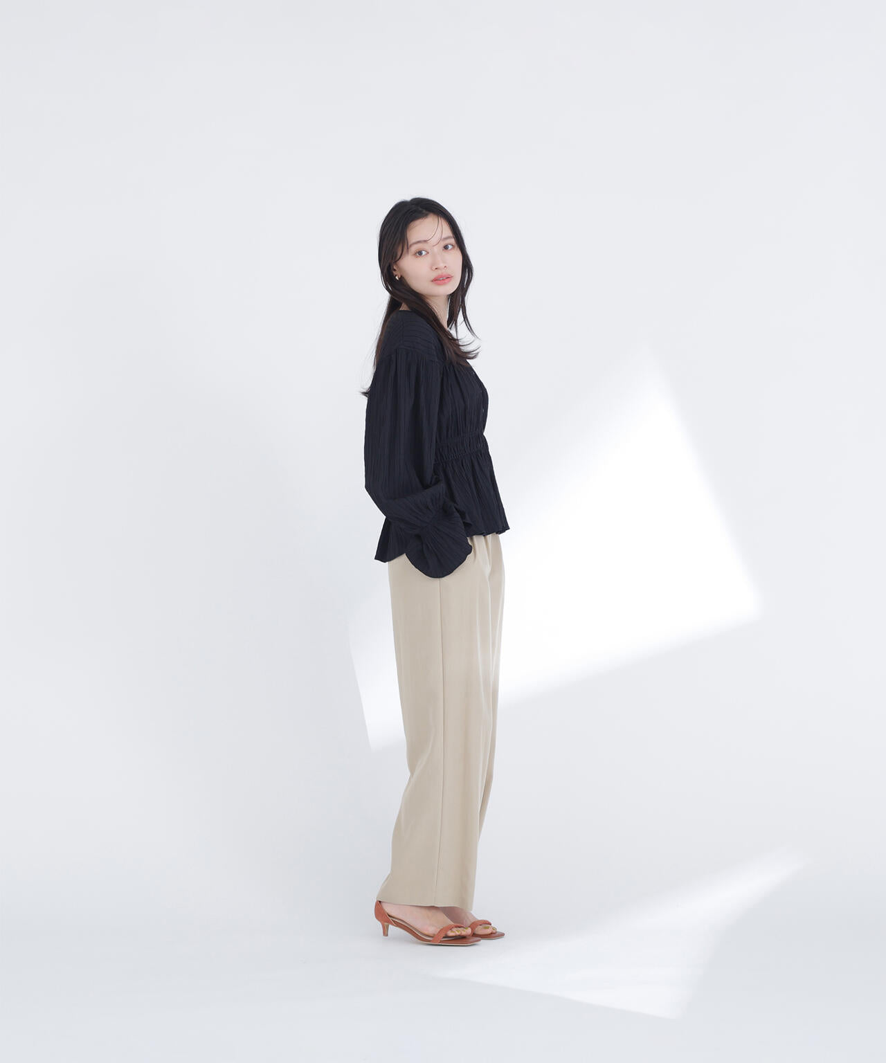 Vネックギャザーブラウス