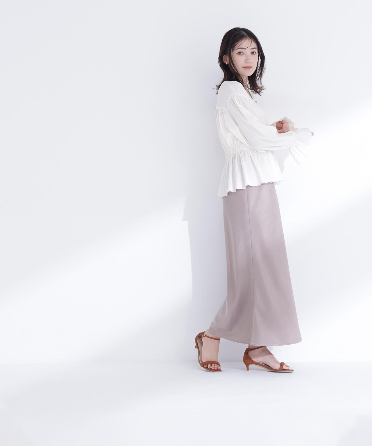 Vネックギャザーブラウス