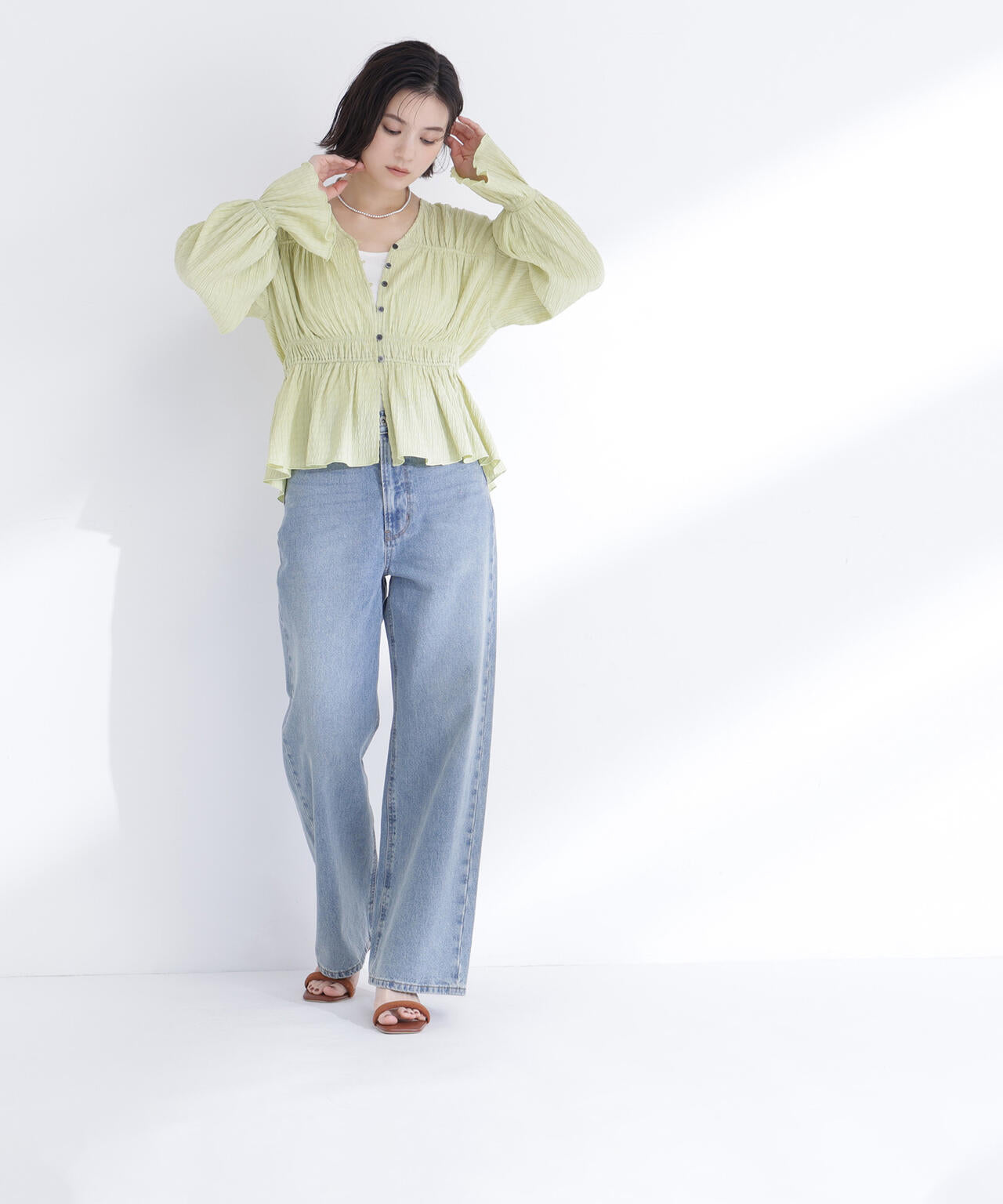 Vネックギャザーブラウス