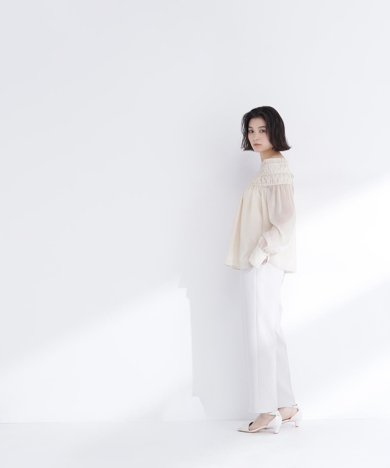 シャーリングショルダーブラウス