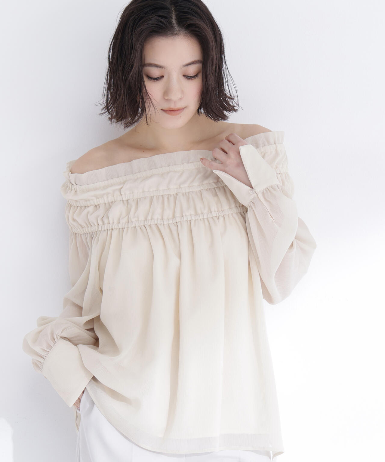 シャーリングショルダーブラウス