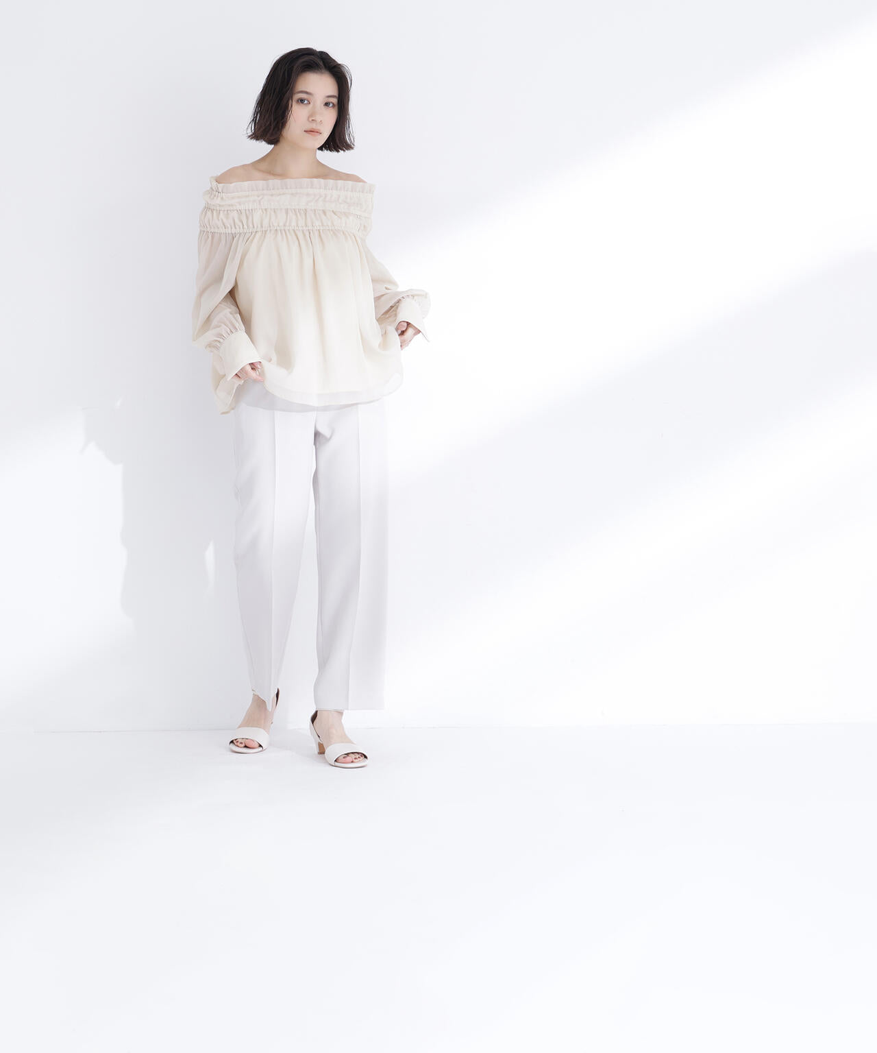 シャーリングショルダーブラウス