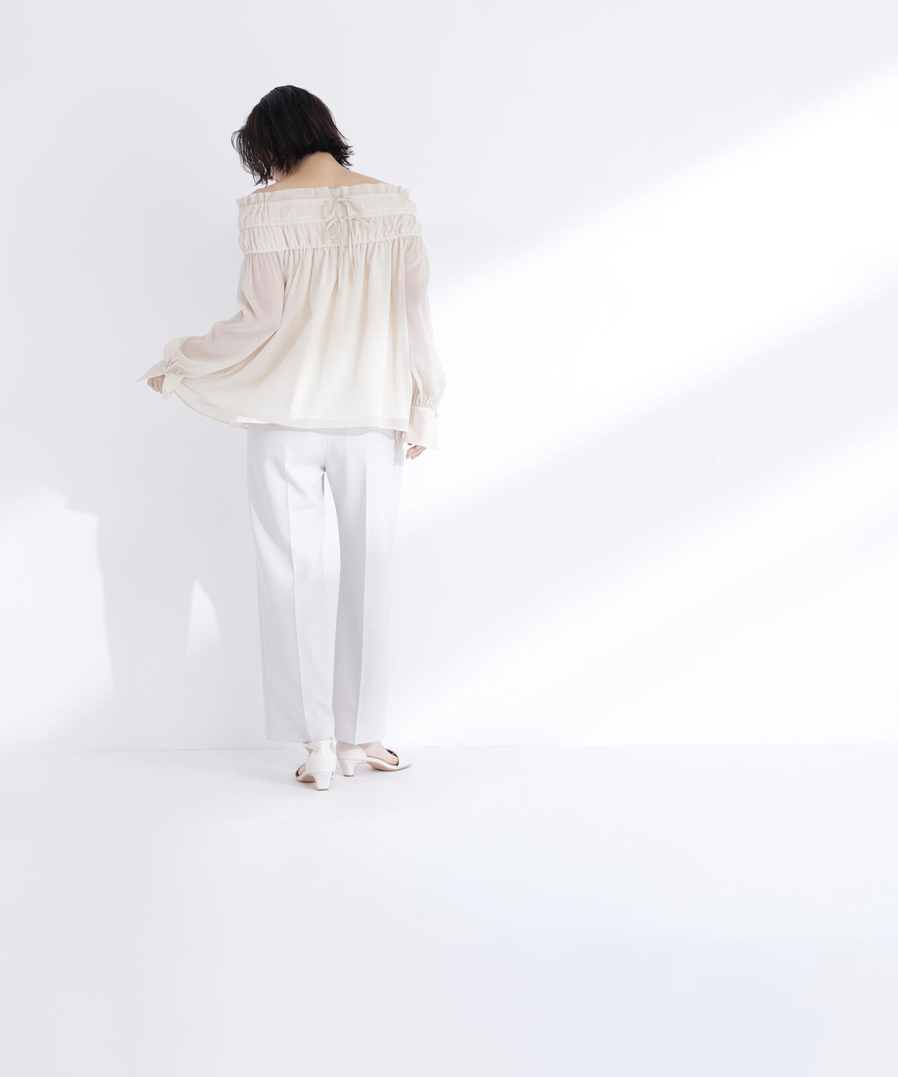 シャーリングショルダーブラウス