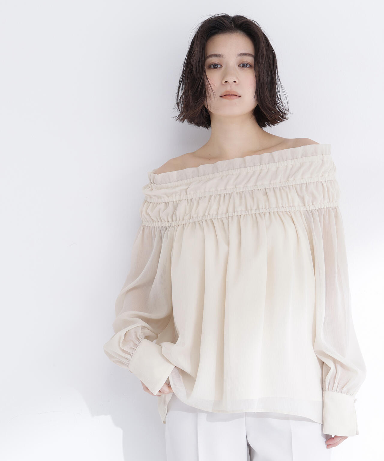 シャーリングショルダーブラウス