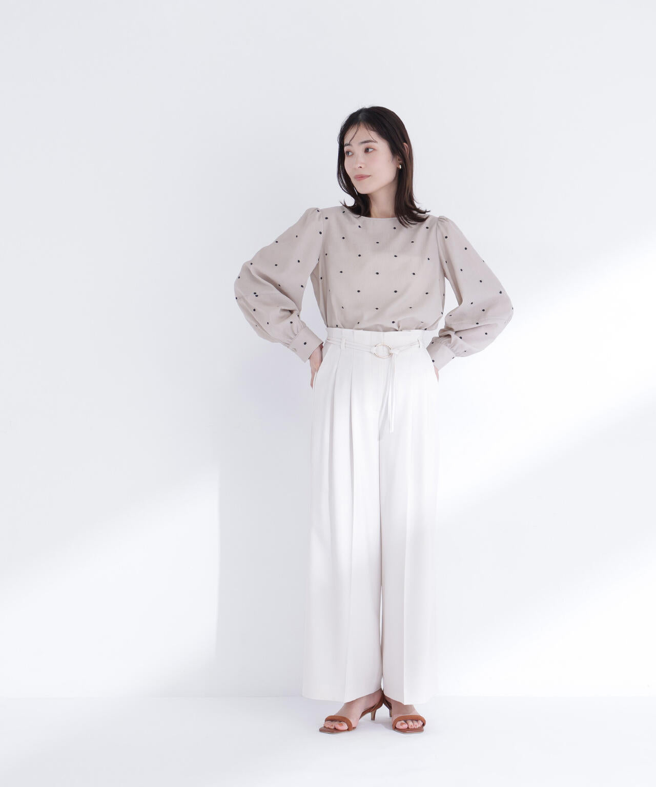 ドット刺繍ブラウス