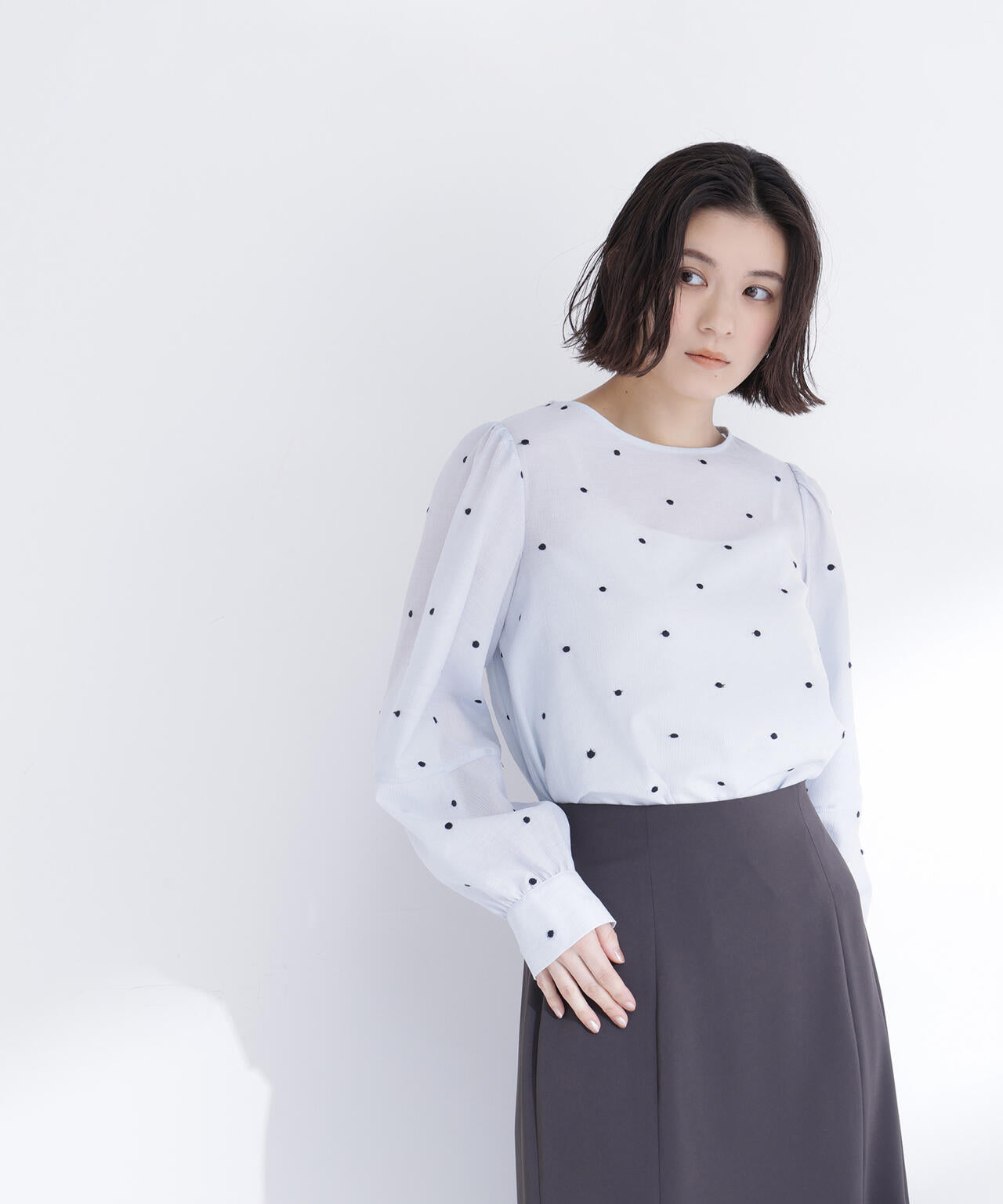 ドット刺繍ブラウス