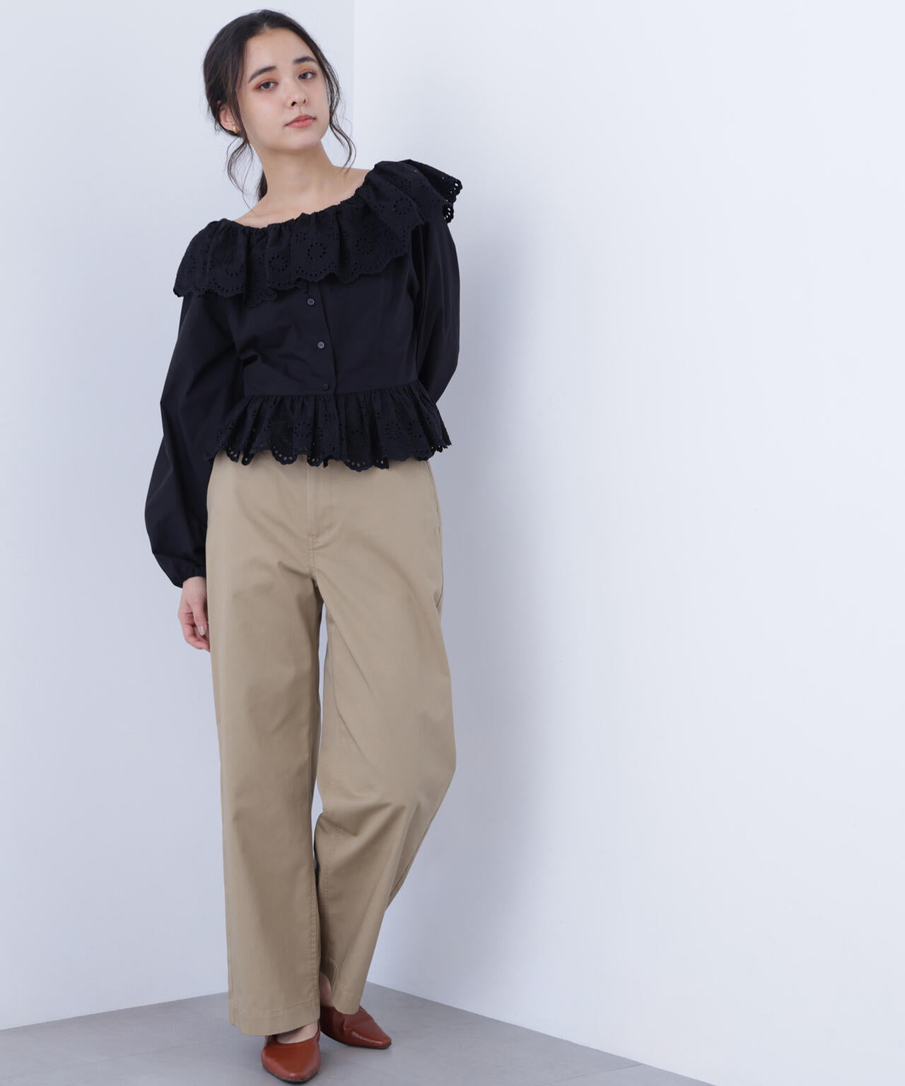 エンブロイダリーフリルブラウス