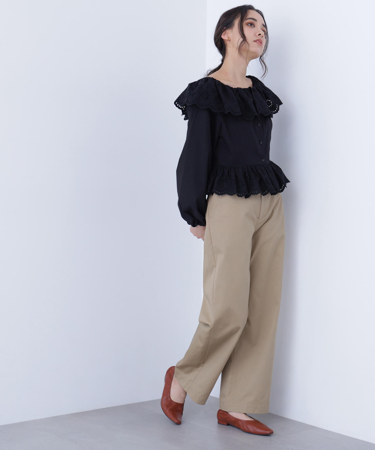 エンブロイダリーフリルブラウス