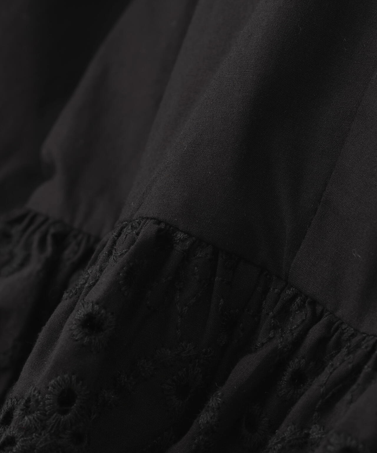 エンブロイダリーフリルブラウス