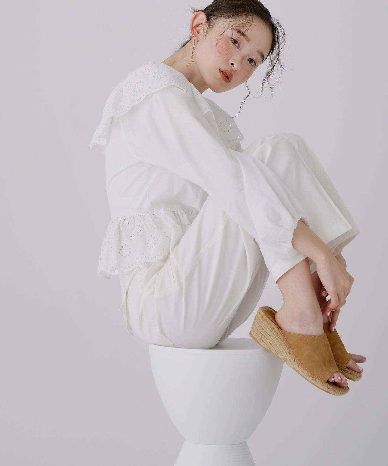 エンブロイダリーフリルブラウス