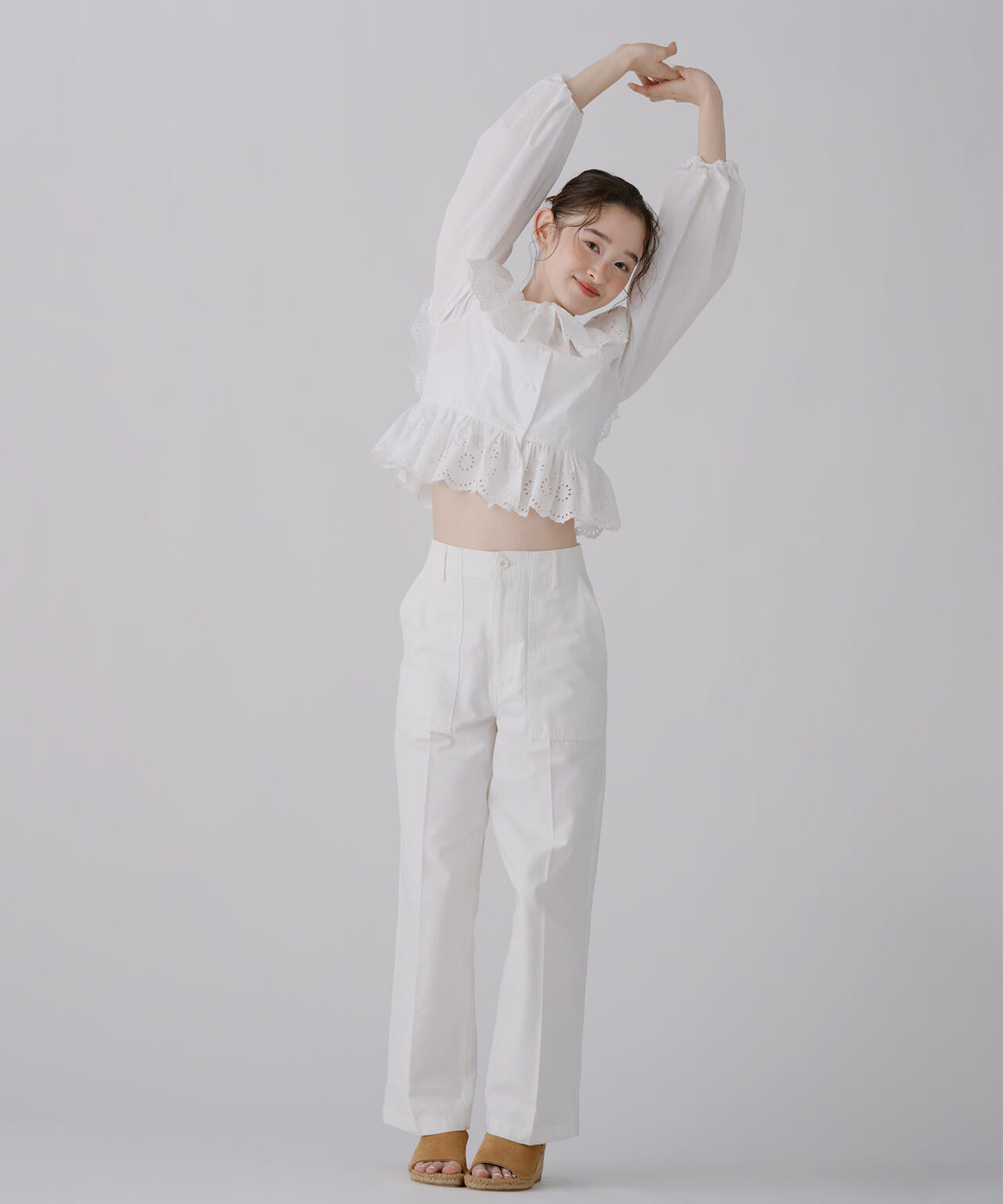 エンブロイダリーフリルブラウス