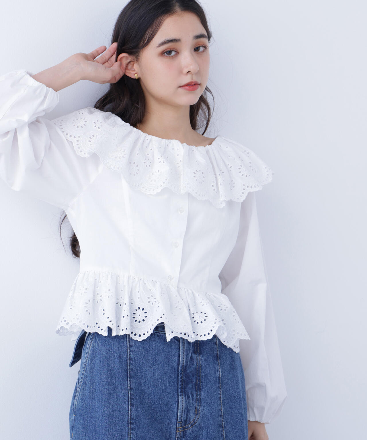 エンブロイダリーフリルブラウス