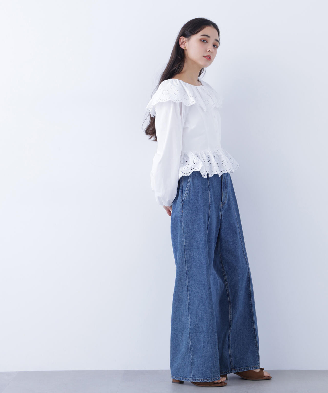 エンブロイダリーフリルブラウス