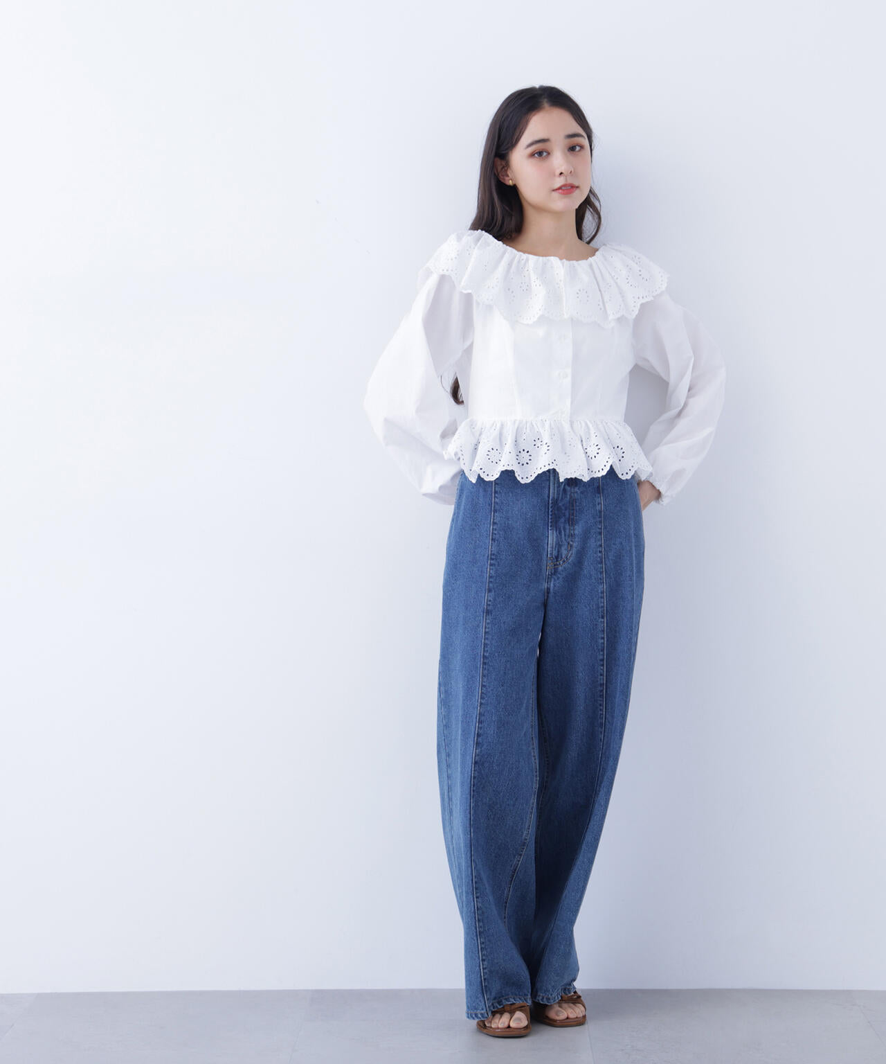 エンブロイダリーフリルブラウス