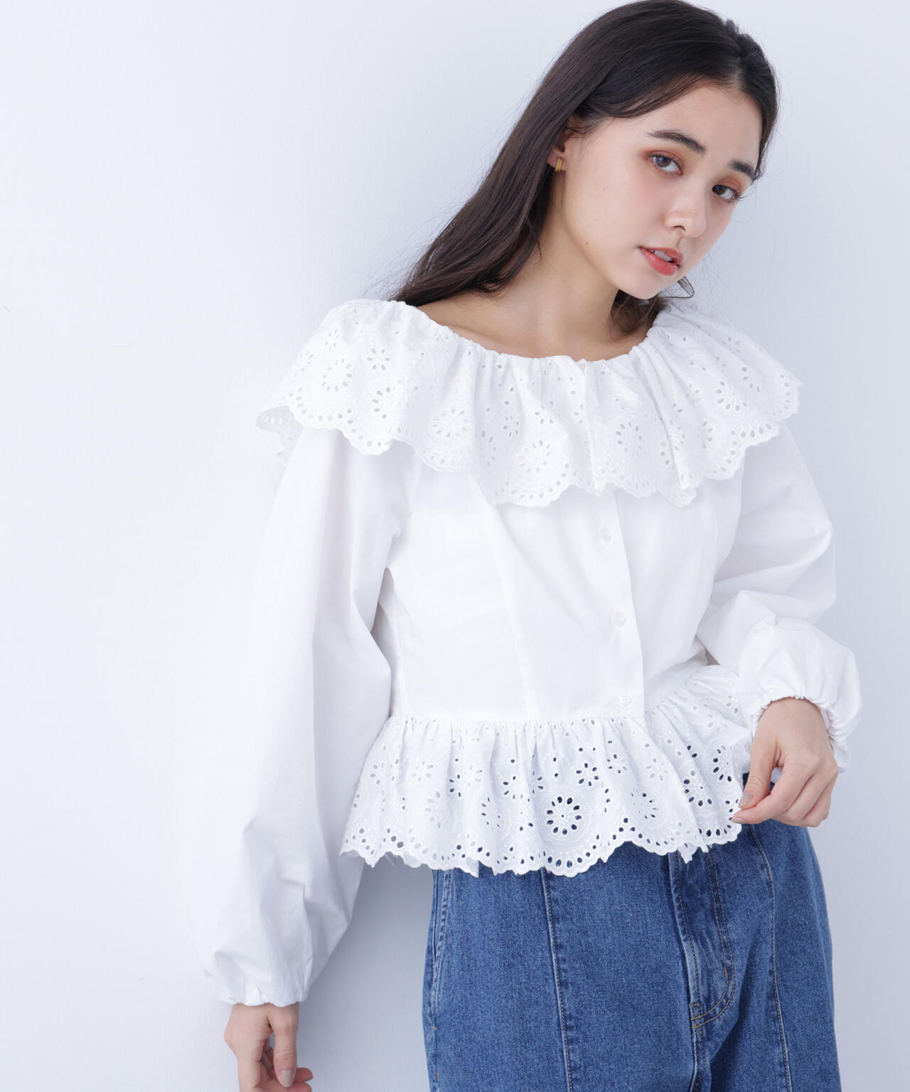 エンブロイダリーフリルブラウス
