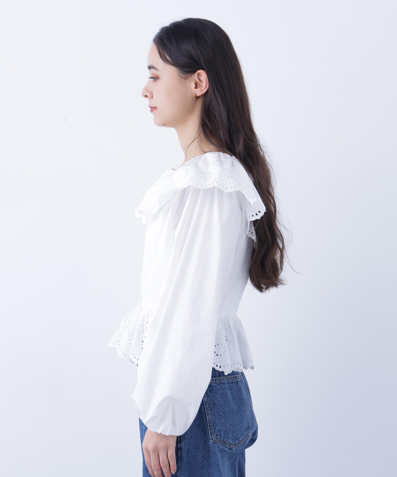 エンブロイダリーフリルブラウス