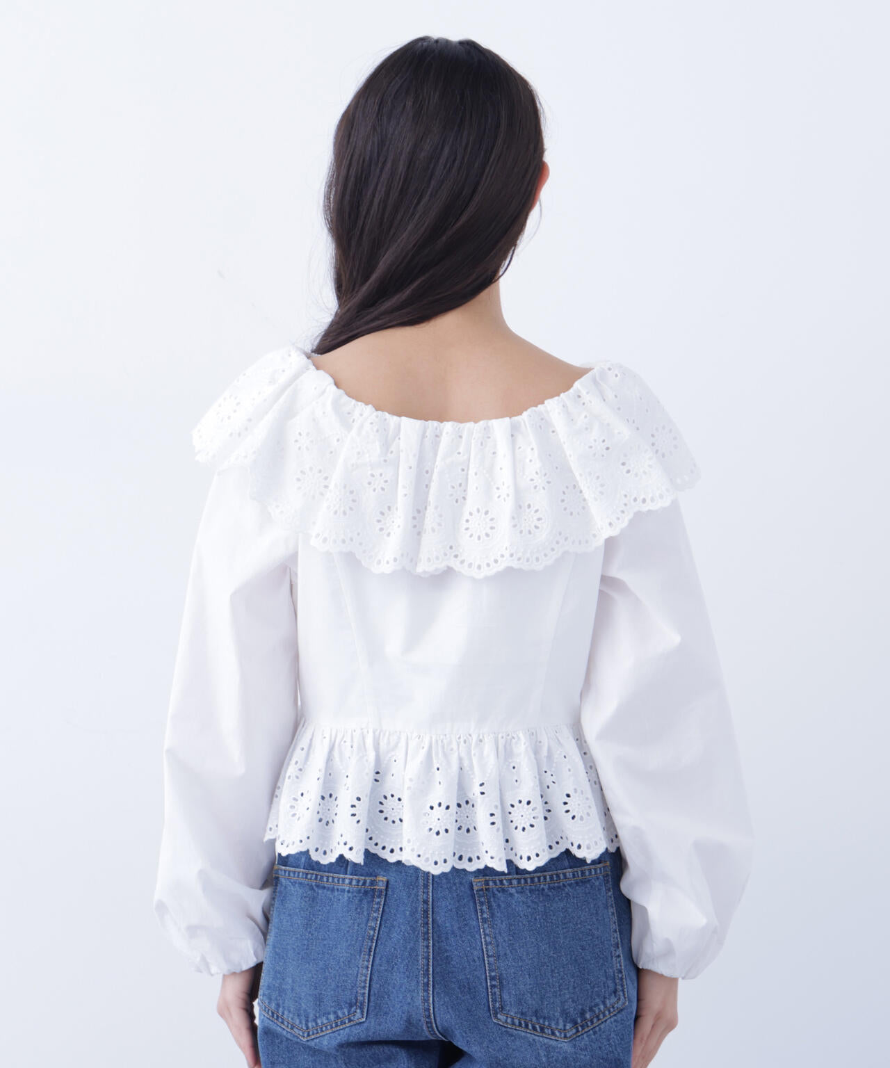 エンブロイダリーフリルブラウス