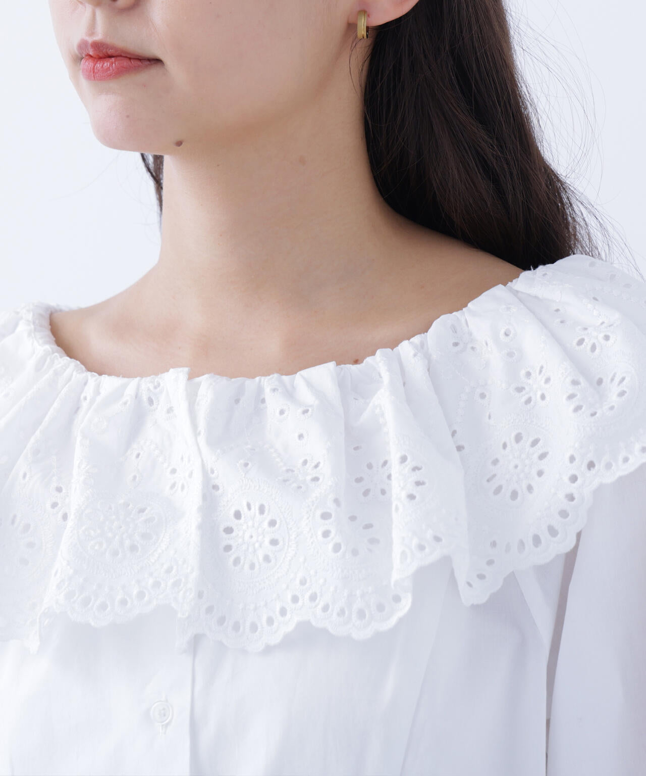 エンブロイダリーフリルブラウス