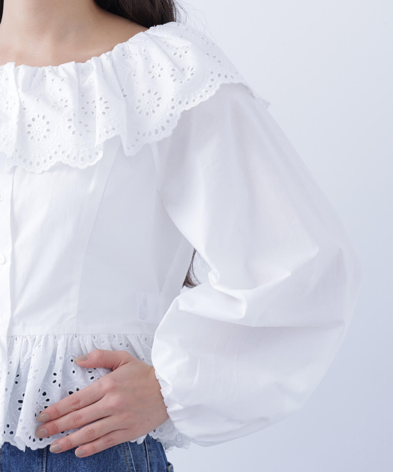 エンブロイダリーフリルブラウス