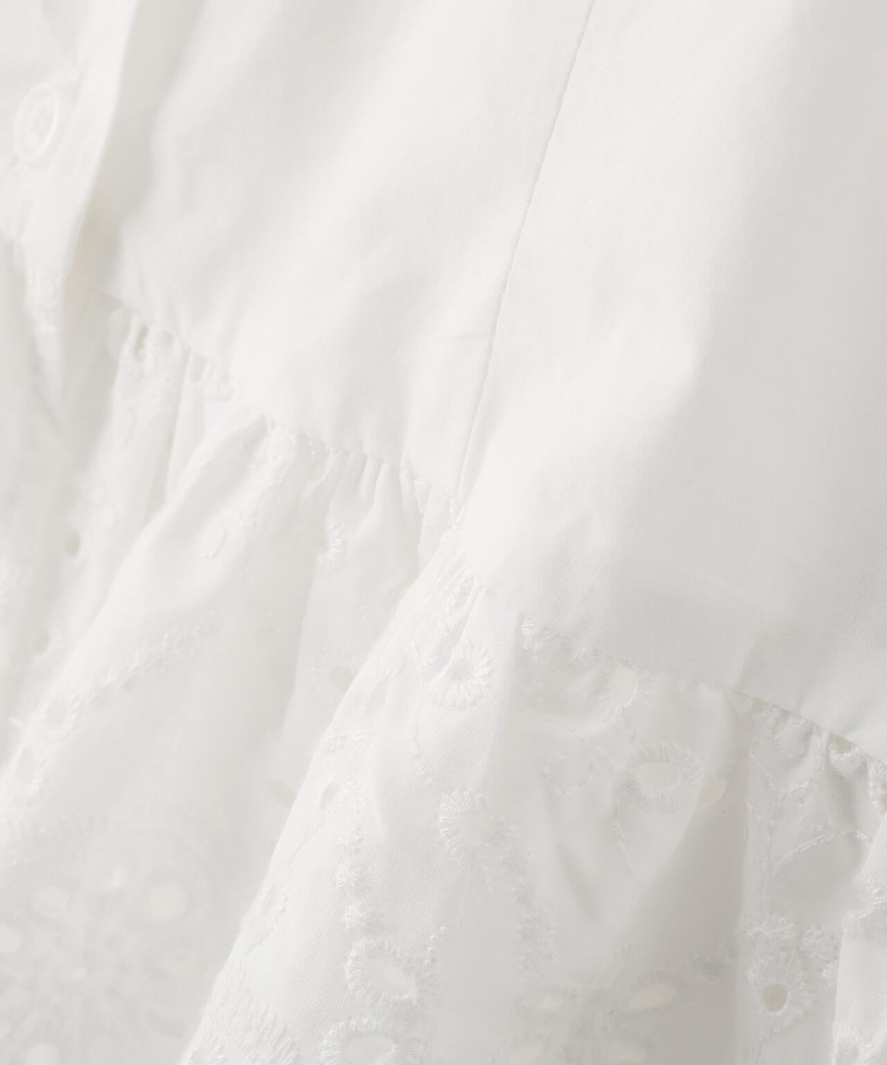 エンブロイダリーフリルブラウス