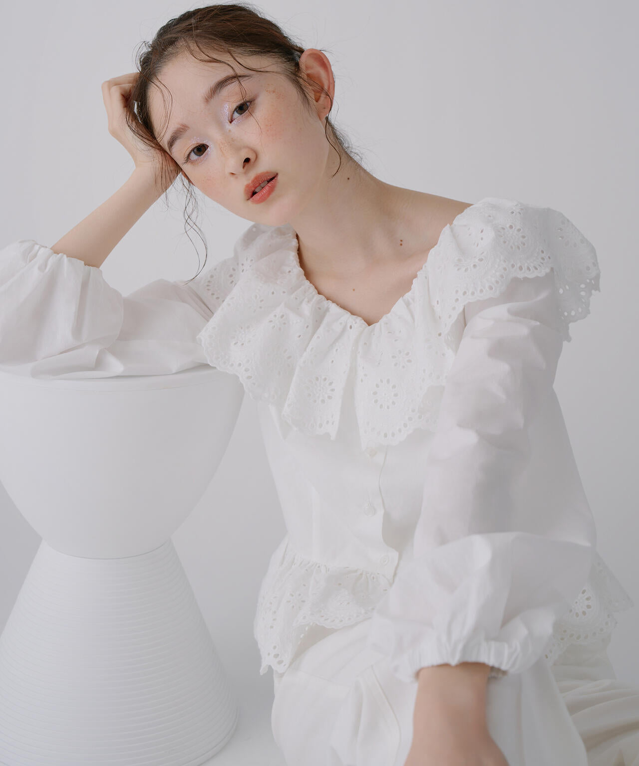 エンブロイダリーフリルブラウス