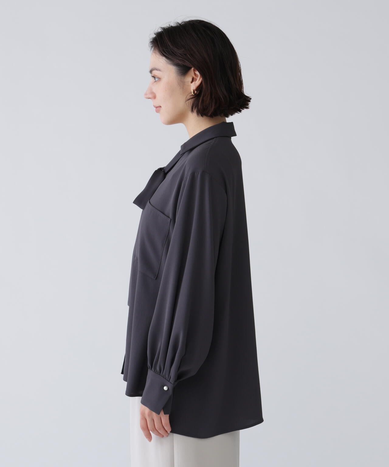 【365ユーティリティ】“みんなの声をカタチにした”速乾2WAYパールボタンボウブラウス