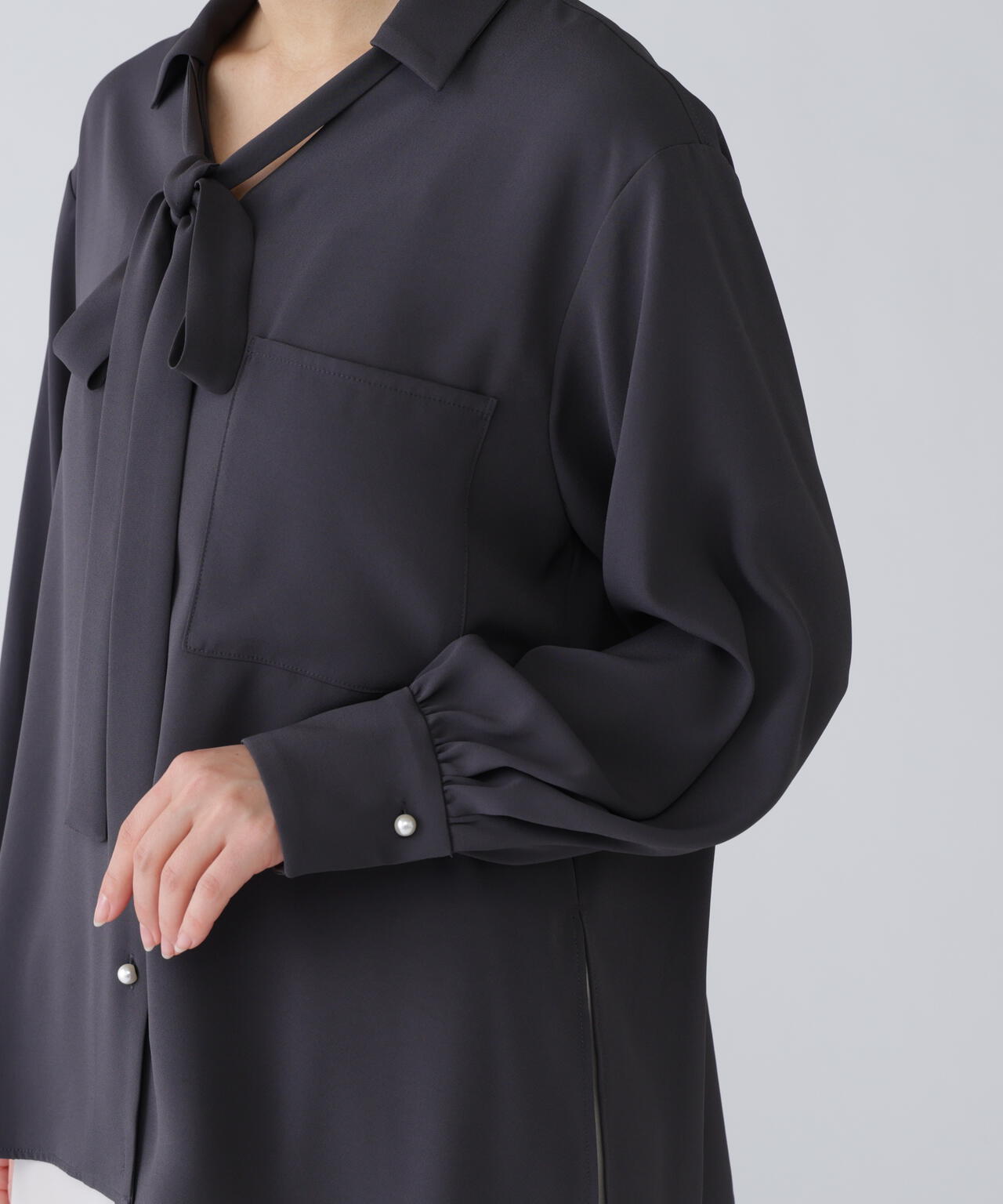 【365ユーティリティ】“みんなの声をカタチにした”速乾2WAYパールボタンボウブラウス