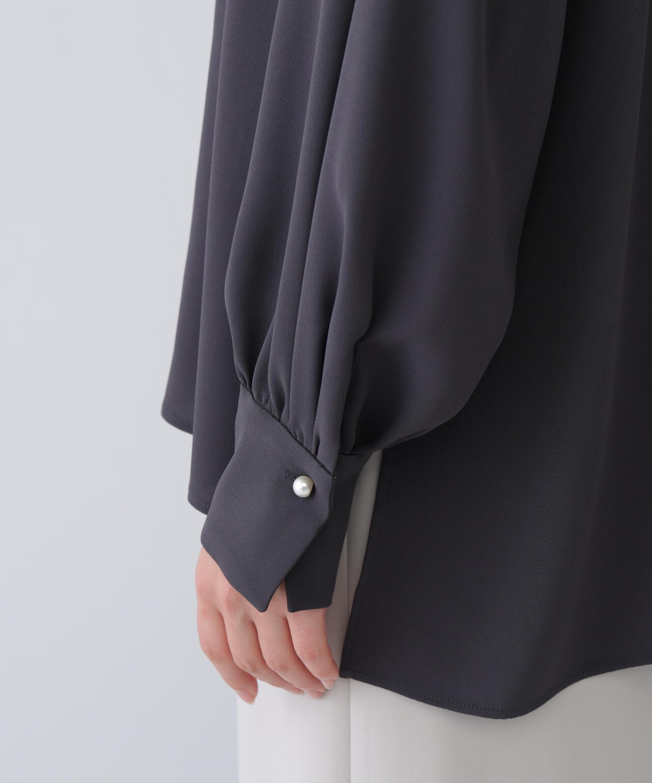 【365ユーティリティ】“みんなの声をカタチにした”速乾2WAYパールボタンボウブラウス