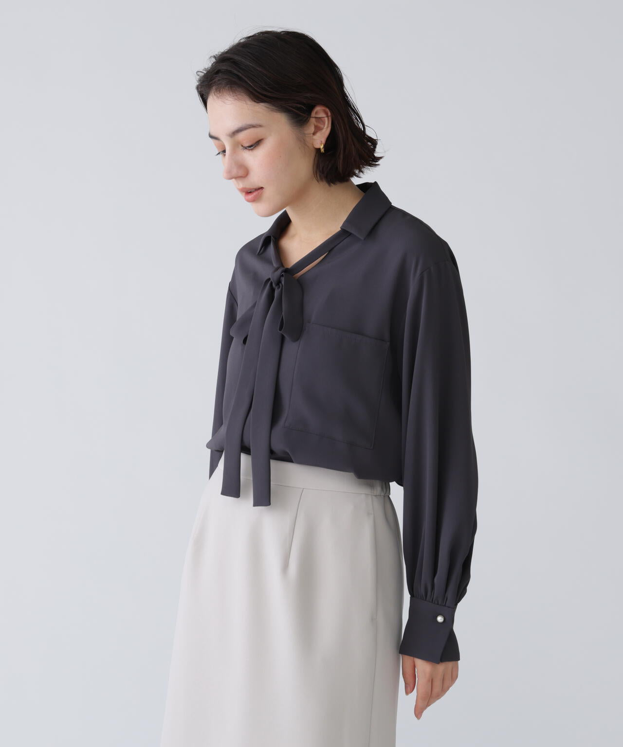 【365ユーティリティ】“みんなの声をカタチにした”速乾2WAYパールボタンボウブラウス