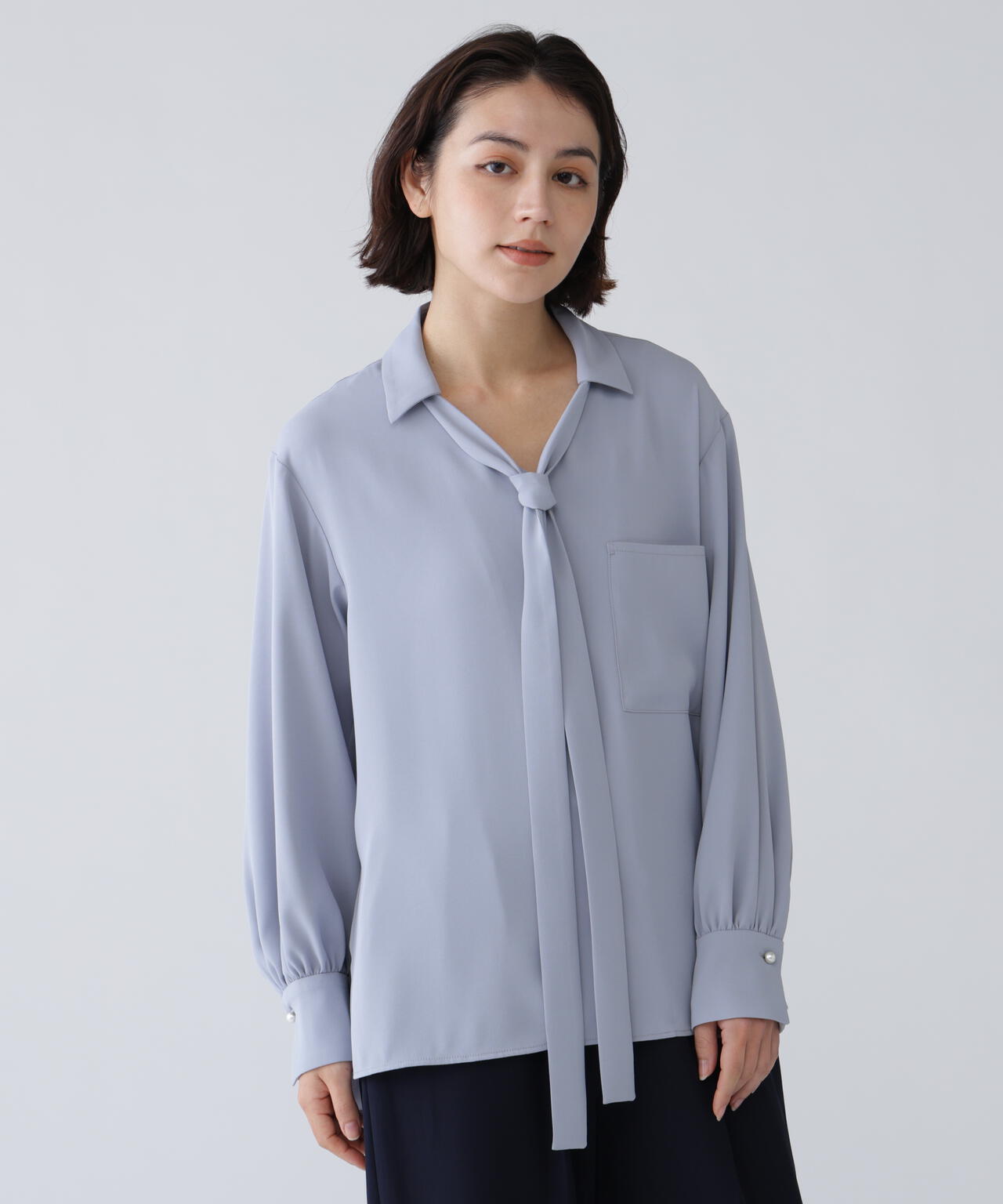 【365ユーティリティ】“みんなの声をカタチにした”速乾2WAYパールボタンボウブラウス