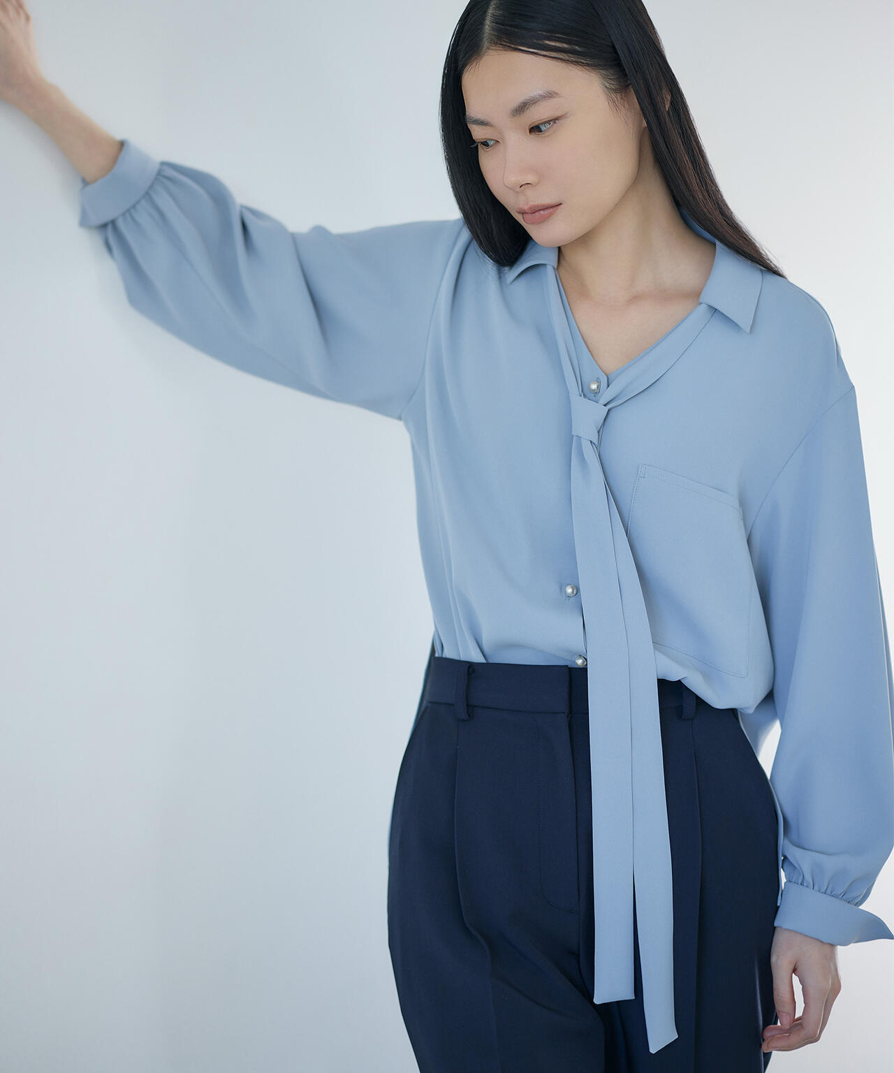 【365ユーティリティ】“みんなの声をカタチにした”速乾2WAYパールボタンボウブラウス