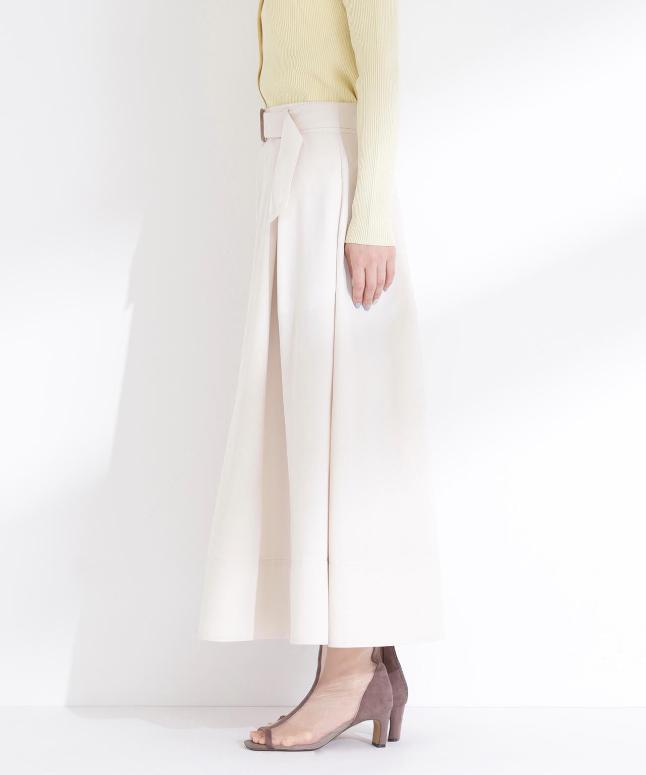 ベルテッドタックフレアスカート