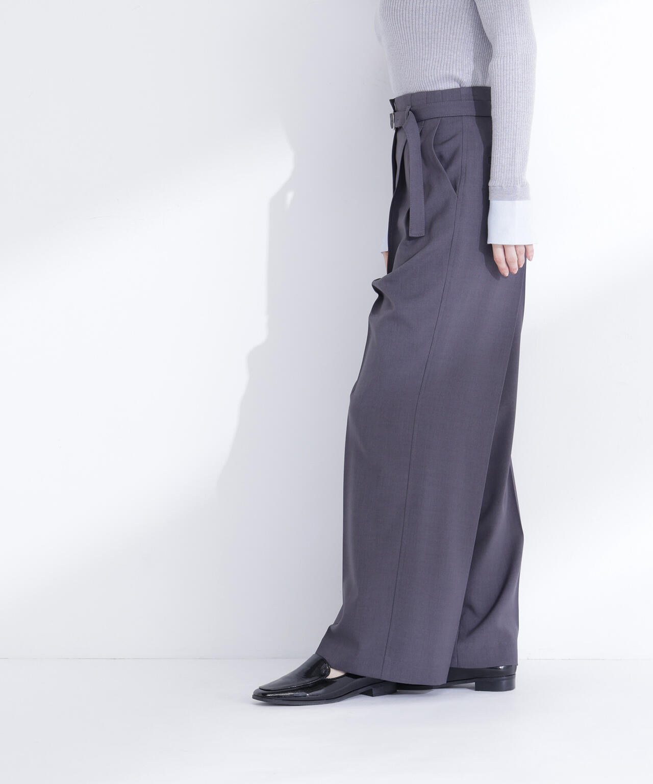 タックステッチベルテッドパンツ