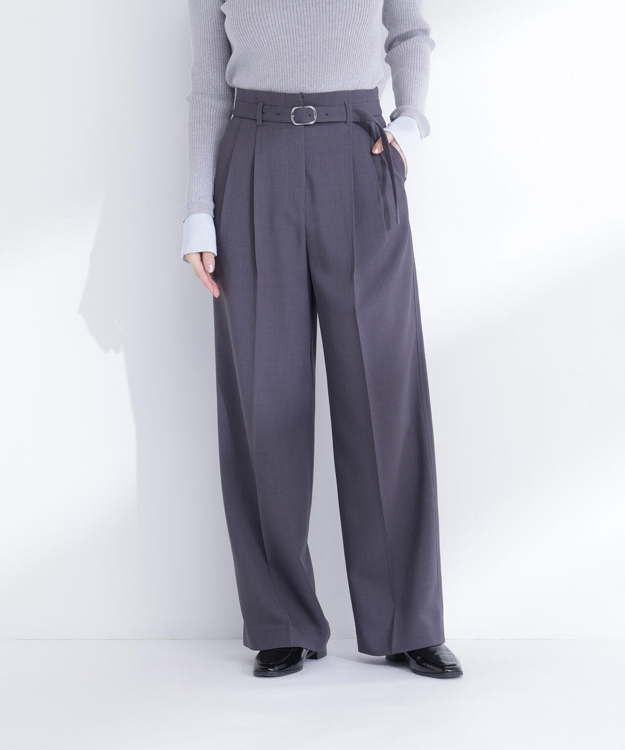 タックステッチベルテッドパンツ