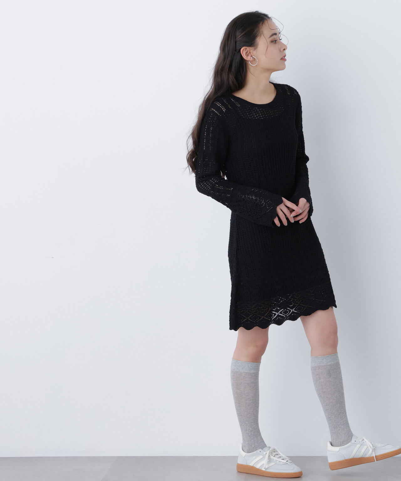 【有楽町マルイ・mix.tokyo 限定カラー:オフ×ブラック】透かし編みニットミニワンピース