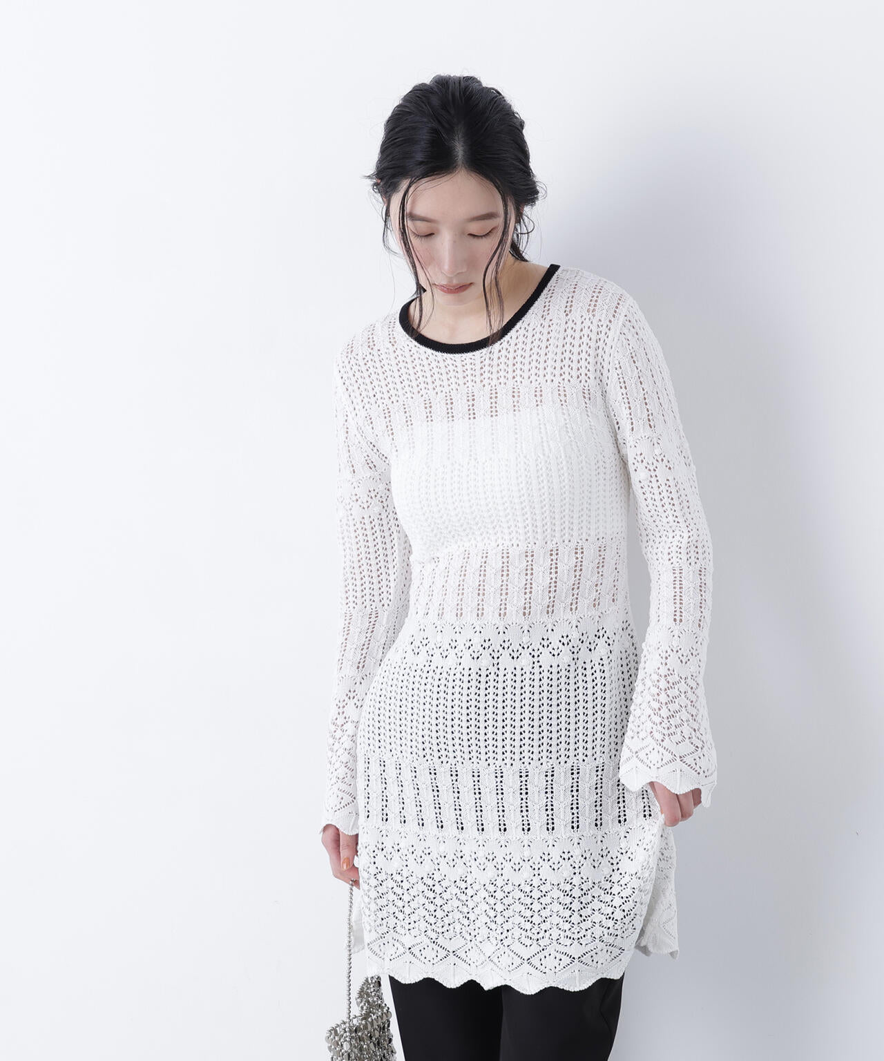 【有楽町マルイ・mix.tokyo 限定カラー:オフ×ブラック】透かし編みニットミニワンピース