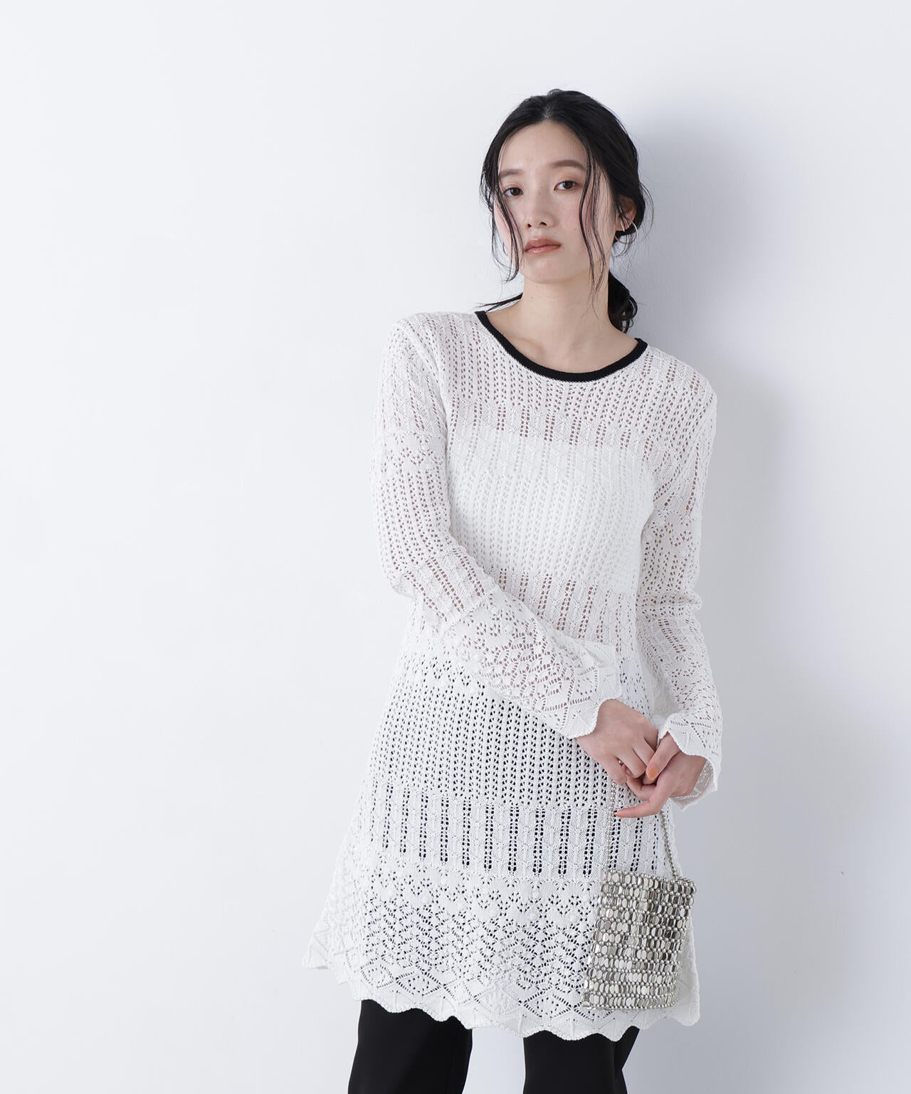 【有楽町マルイ・mix.tokyo 限定カラー:オフ×ブラック】透かし編みニットミニワンピース