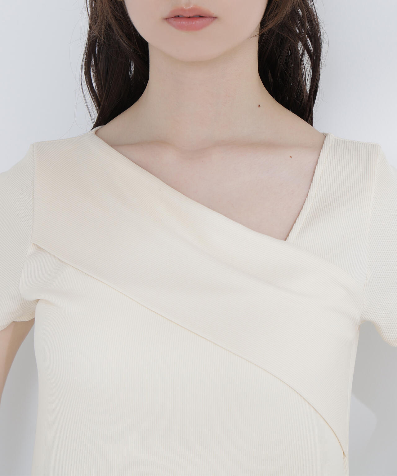 【6/5~6/7 オンライン限定2buy10%OFF対象】アシメネックリブカットソー