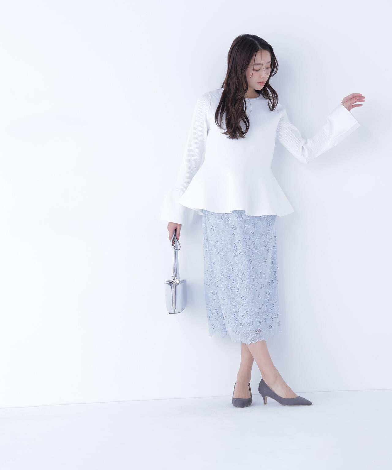 ベルスリーブペプラムニット