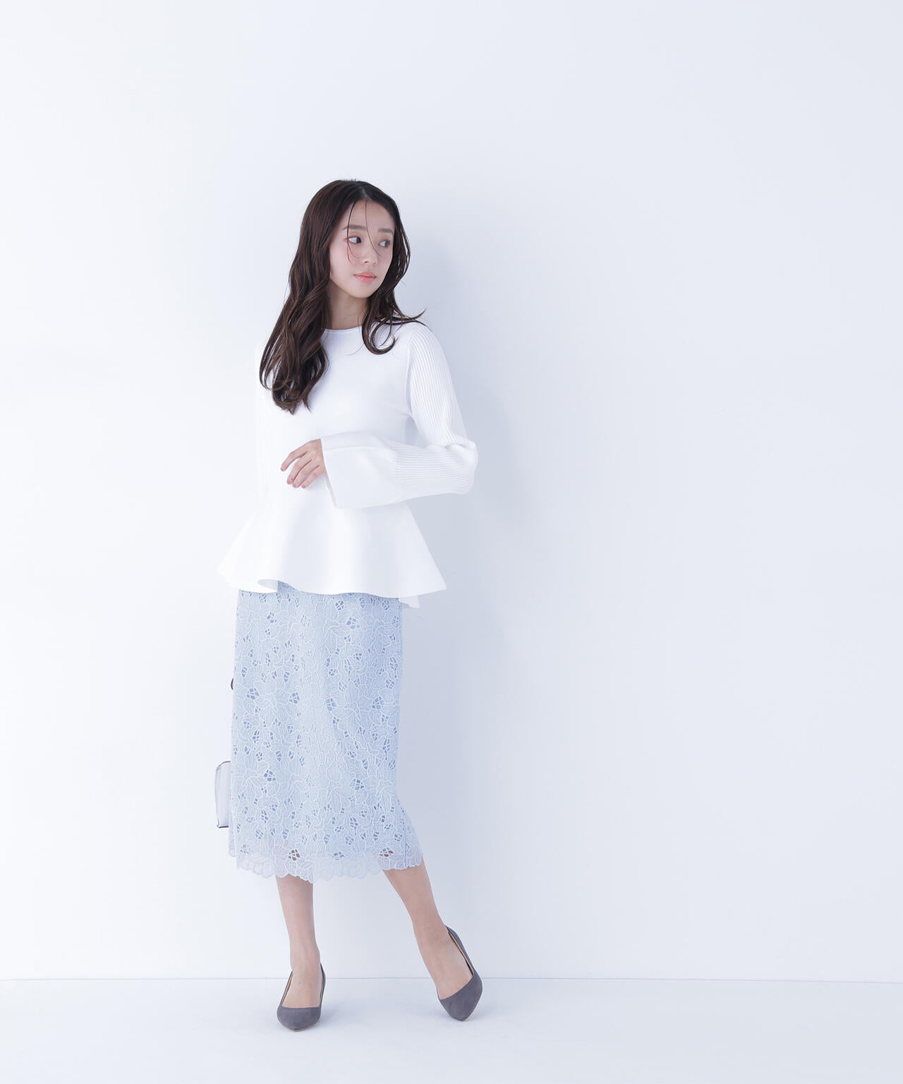 ベルスリーブペプラムニット