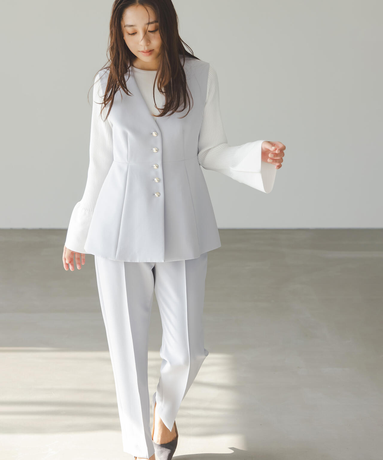 ベルスリーブペプラムニット