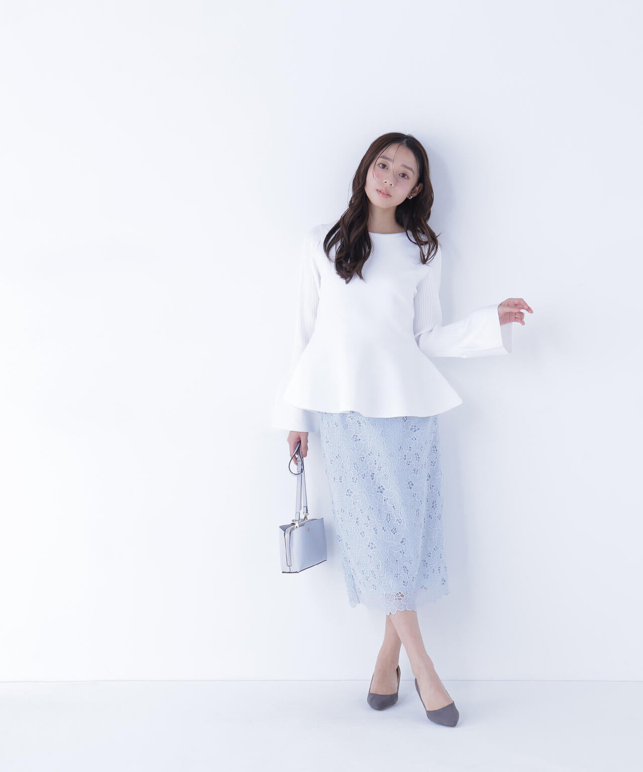 ベルスリーブペプラムニット