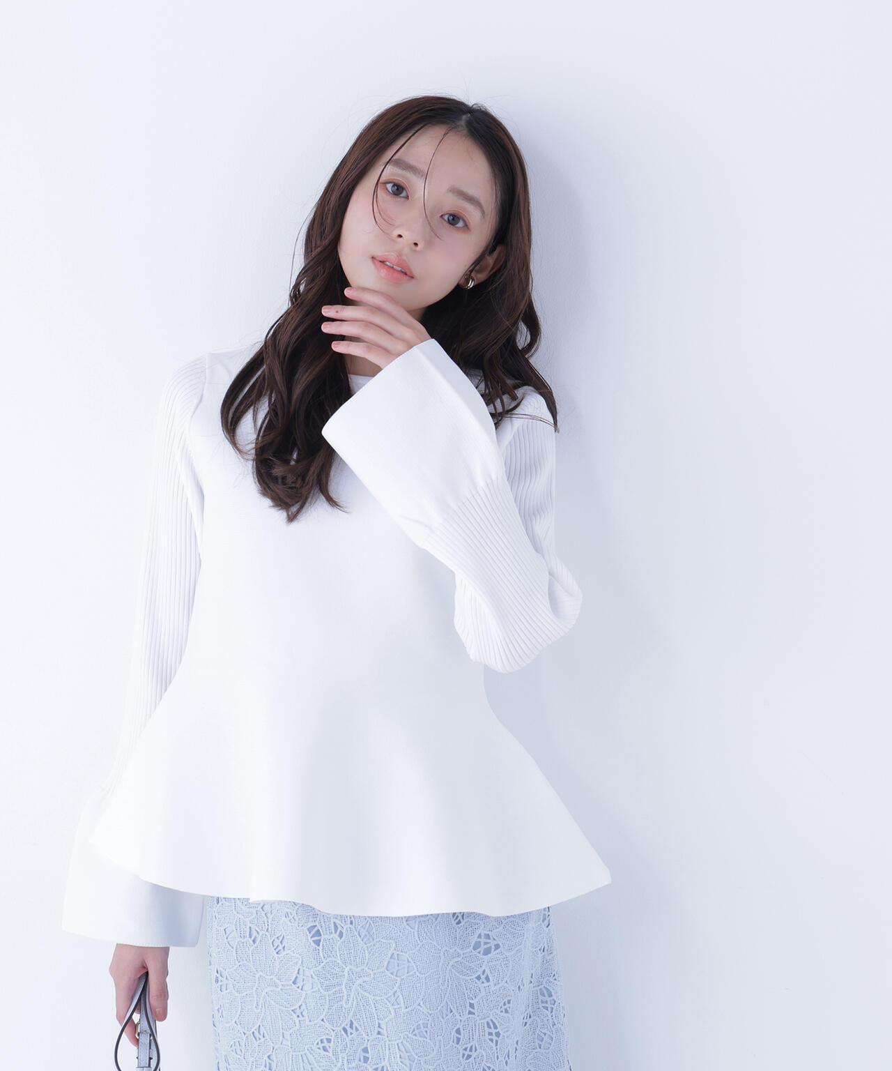 ベルスリーブペプラムニット