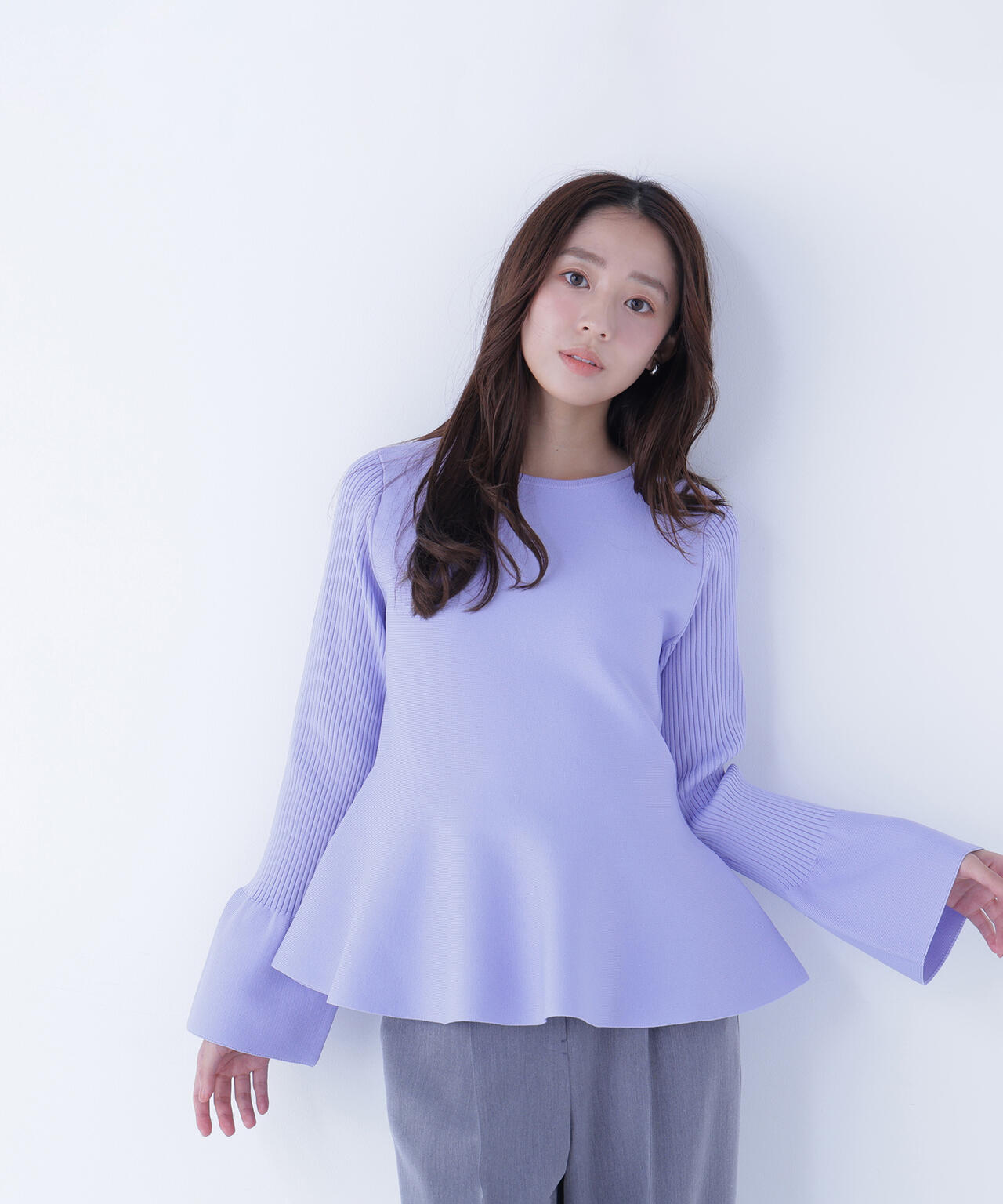 ベルスリーブペプラムニット