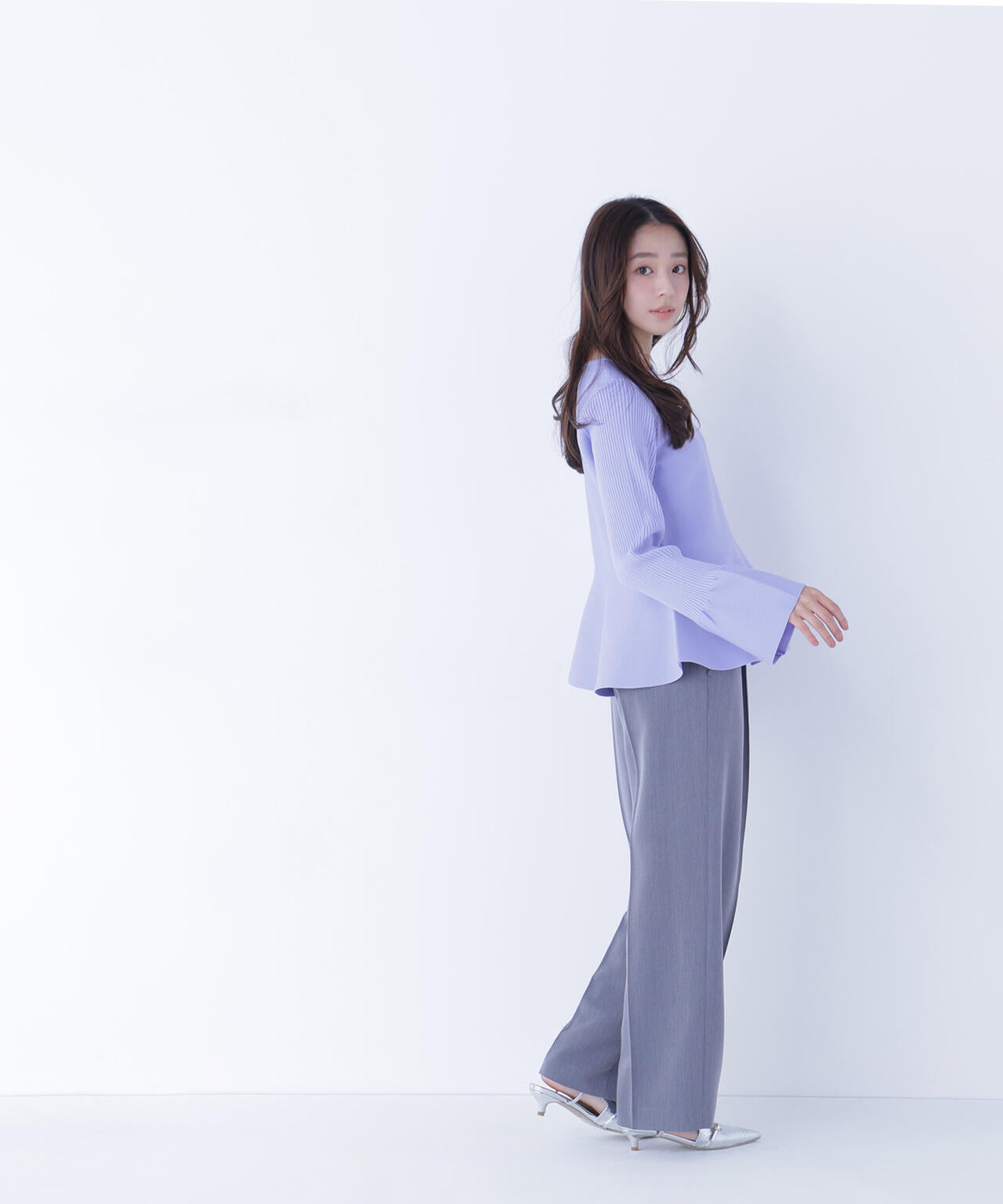 ベルスリーブペプラムニット