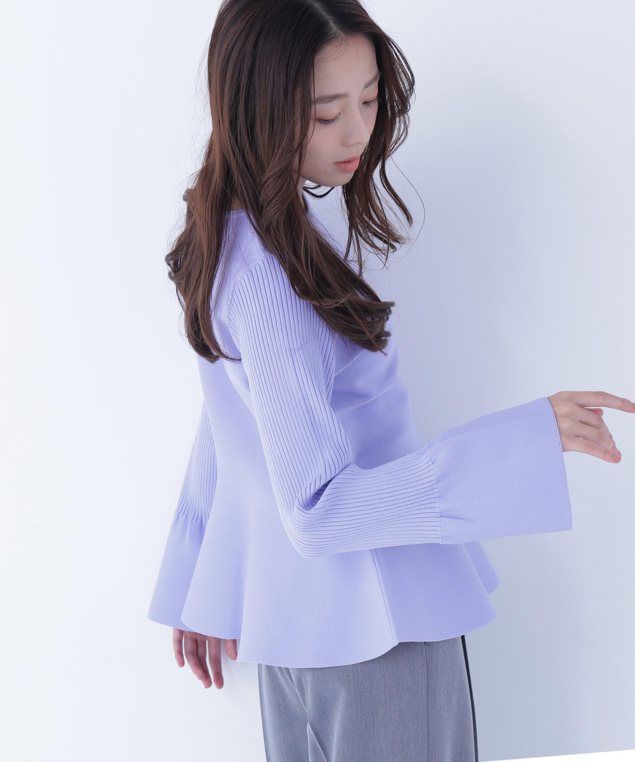 ベルスリーブペプラムニット