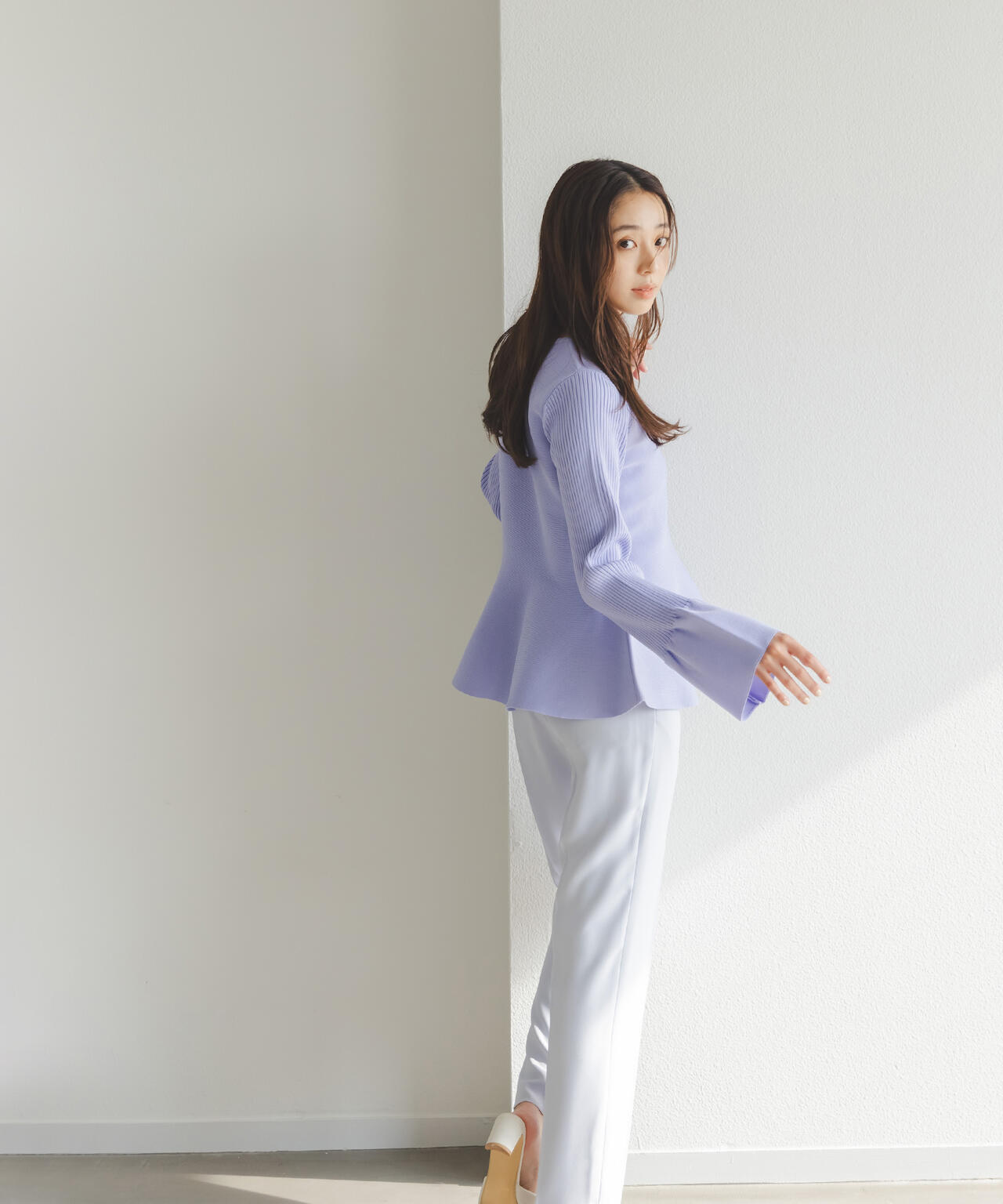 ベルスリーブペプラムニット