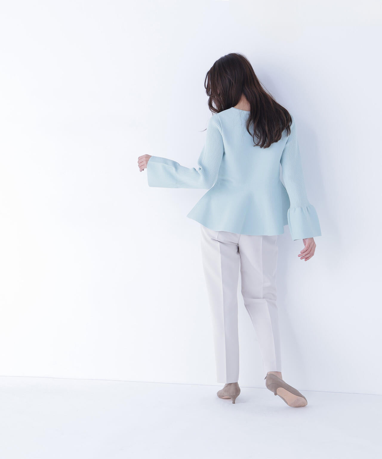 ベルスリーブペプラムニット